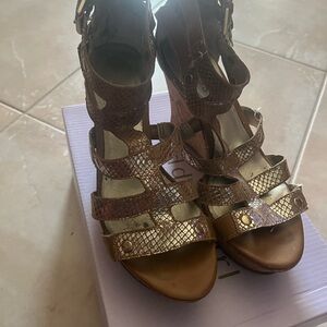 Guess gold metallic snakeskin wedges